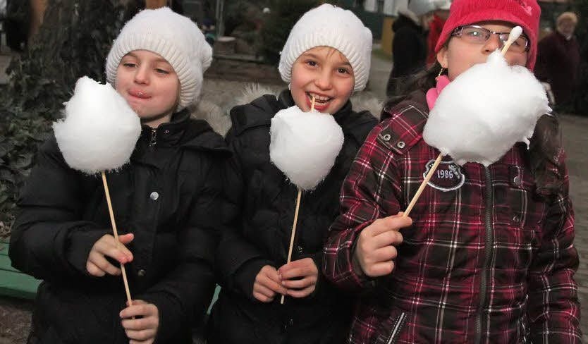 Henriette, Charlotte und Vivien (v.l.) lieben Zuckerwatte.