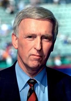 Archivbild vom 25.04.1999 zeigt Claus Stauder, Ehrenpräsident des Deutschen Tennis Bundes, an der Tennisanlage am Hamburger Rothenbaum. Der Ex-Tennispräsident feiert am 16. März seinen 65. Geburtstag. (Foto: dpa)