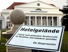 Ein Schild am Zaun vor dem Kurhaus des Ostseebades Heiligendamm weist auf das Gelände des Kempinski Grand Hotels Heiligendamm hin. Nach Vorstellungen der Betreiber sollte das gesamte Gelände zum Kurgebiet erklären werden. (Foto: dpa)