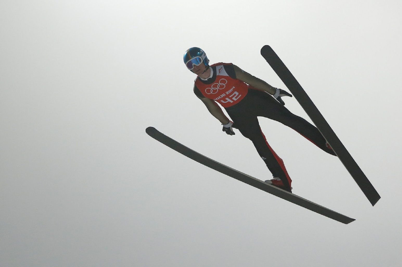 Andreas Wank während eines Trainingssprungs in Sotschi.
