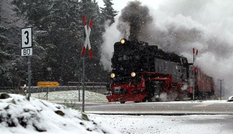 Ein Zug der Harzer Schmalspurbahn (HSB) fährt aus dem Bahnhof Drei-Annen-Hohne (Landkreis Harz) ab. (FOTO: DPA)