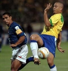 Der Brasilianer Ronaldo Nazario (r.) kämpft mit dem Kolumbianer Juan Ramiro Cardosa (l.) um den Ball. (Foto: dpa)