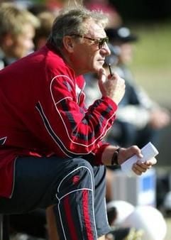 Eduard Geyer, der Trainer des FC Energie Cottbus, beobachtet das Spiel. (Foto: dpa)