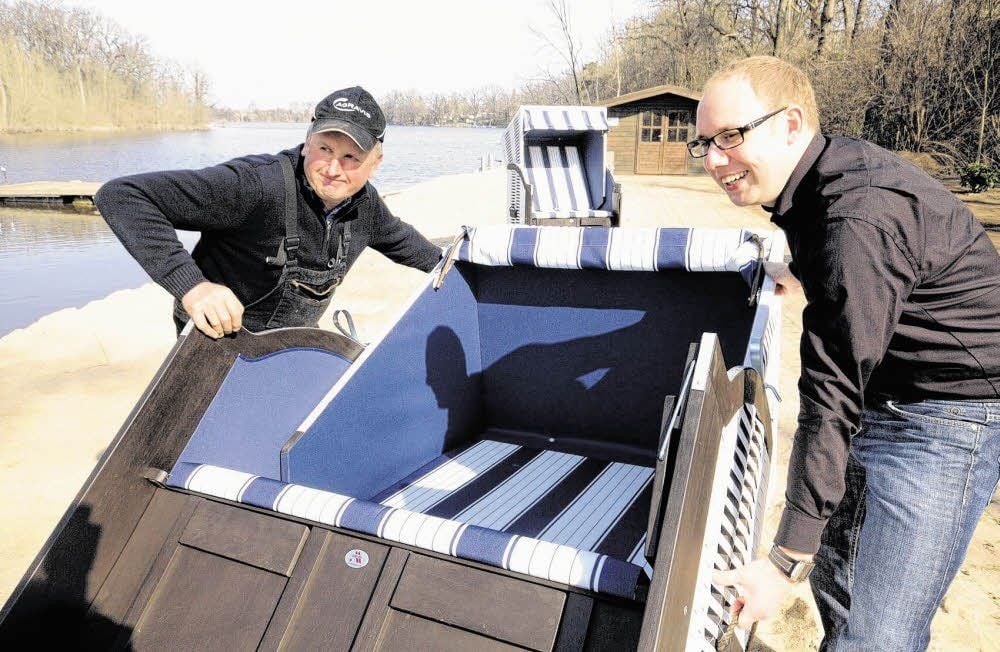 Lutz Dittrich (links) und Frank Wyszkowski stellen die neuen Strandkörbe am Schachtsee in Neugattersleben auf.