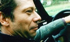 Jean-Dominique Bauby (Mathieu Amalric) sitzt in einer Szene des Films "Schmetterling und Taucherglocke" am Steuer eines Autos. Es ist eine Verfilmung der Autobiografie von Jean-Dominique Bauby, der 1995 im Alter von 43 Jahren einen Gehirnschlag erlitt und fortan als Gefangener im eigenen Körper lebte. Foto: Prokino