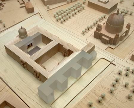 Im Zentrum des Modells des Areals um den Schlossplatz in Berlin steht eine Miniatur des Neubaus des Stadtschlosses. In das so genannte Humboldtforum sollen Museen, wissenschaftliche Sammlungen und die Zentral- und Landesbibliothek einziehen. Außerdem sind ein Luxushotel und eine Tiefgarage geplant. Die Gutachter rechnen mit Baukosten zwischen 500 und 800 Millionen Euro. (Foto: dpa)