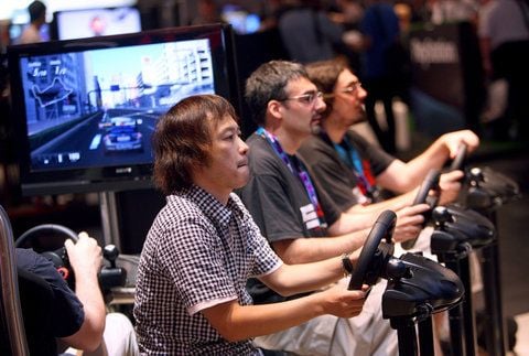 Besucher der Gamescom sitzen am 19.08.2009 in Köln an Lenkrädern. Es darf wieder «gedaddelt» werden. Bei Europas größter Computerspiele-Messe Gamescom vom 18. bis 22. August wird Köln zur Hochburg der Gamer. (FOTO: DPA)