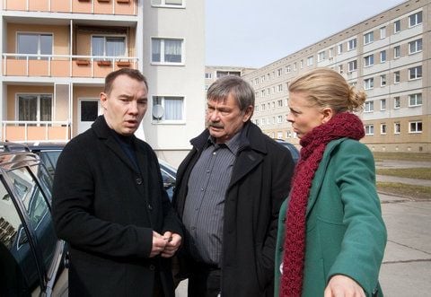 Thomas Arnold als Hans Bohse, Wolfgang Winkler als Kommissar Schneider und Isabell Gerschke als Nora Lindner in einer Szene der Polizeiruf-110-Folge «Blutige Straße» (FOTO: MDR/ANDREAS WÜNSCHIRS)