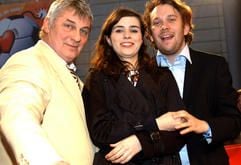 Die Schauspieler Heinz Hoenig, Nora Tschirner und Christian Ulmen posieren am Mittwochabend (26. April) in Hamburg vor der Deutschlandpremiere der Fußball-Komödie «FC Venus». (Foto: dpa)