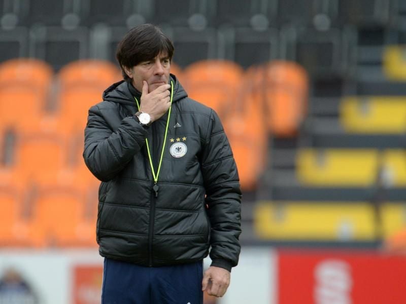 Bundestrainer Joachim Löw plant beim Training die Aufstellung für das Spiel gegen England.