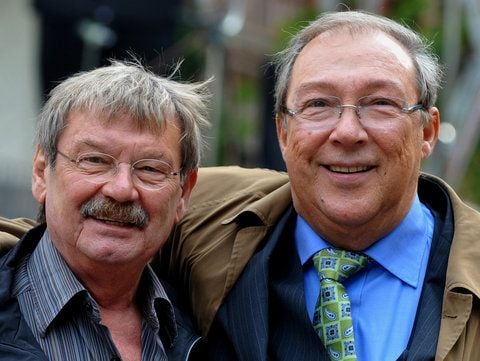Die Schauspieler Jaeckie Schwarz (r.) und Wolfgang Winkler in Halle am Rande von Dreharbeiten für einen «Polizeiruf 110». (ARCHIVFOTO: DPA)