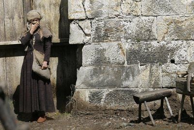 Die britische Schauspielerin Kimberley Nixon bei Dreharbeiten zum Film «Black Death» im Großen Schloss in Blankenburg. Burgen und Landschaften in Sachsen-Anhalt dienen als Kulisse für den Mittelalter-Mystery-Thriller. Seit Ende April und noch bis Anfang Juni laufen im Land die Dreharbeiten für den Film. (FOTO: DPA)