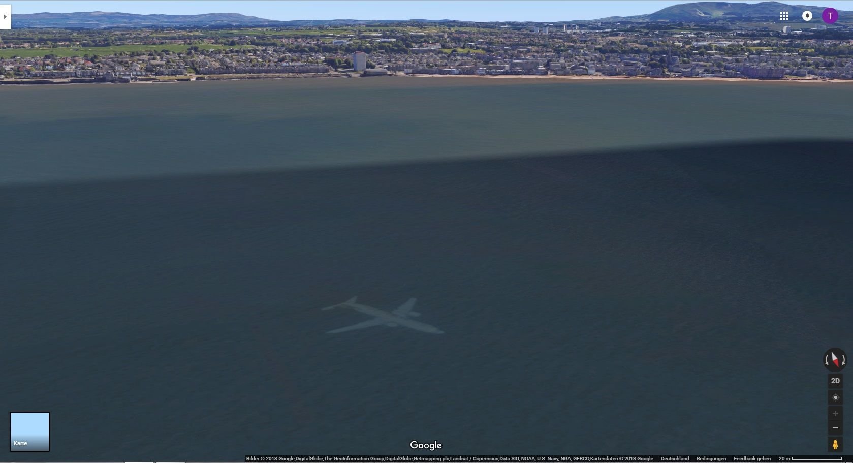 Es scheint, als läge ein Flugzeug vor der Küste von Edinburgh im Meer.