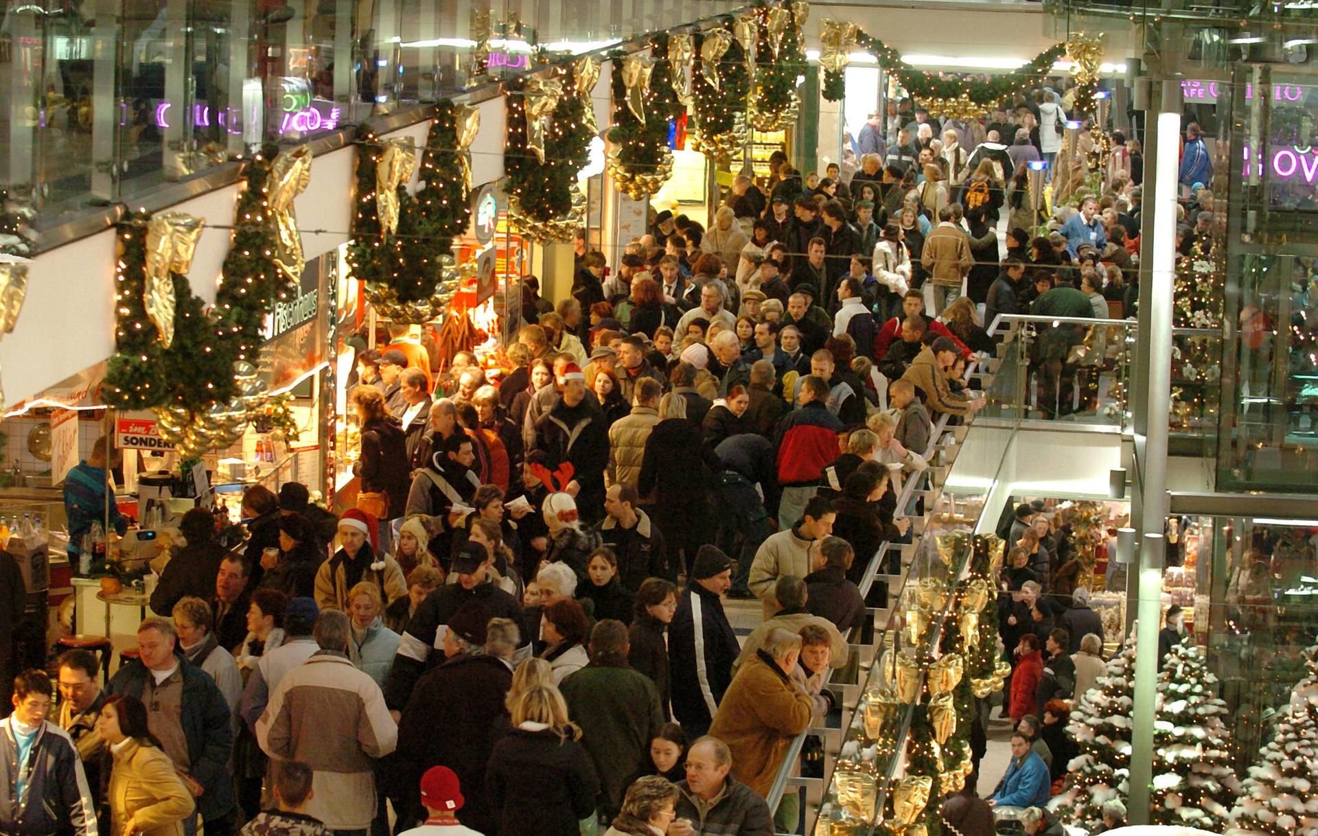 Spätestens in vollen Einkaufszentren sind die meisten Menschen in der Vorweihnachtszeit gestresst.