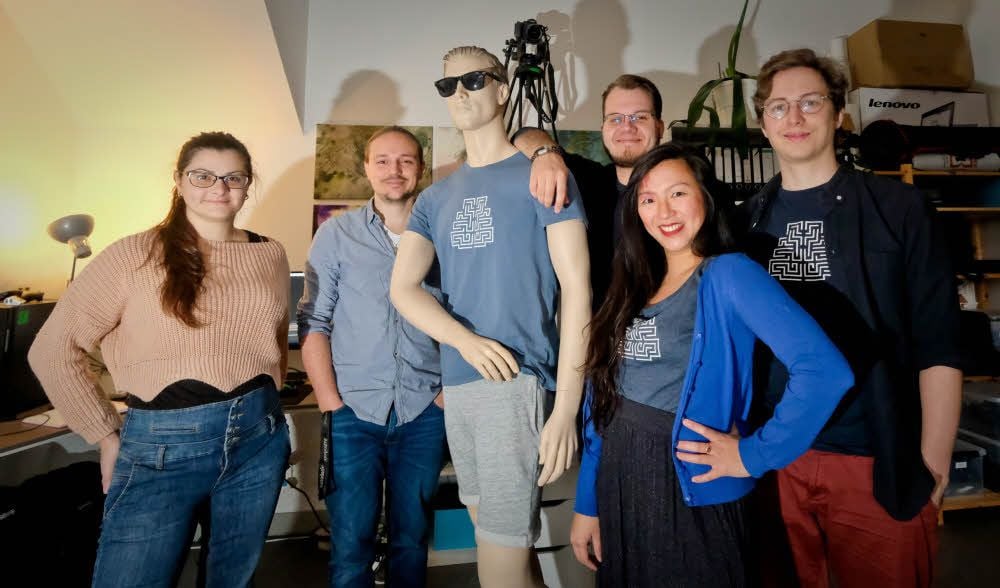 Ein Teil des Prefrontal Cortex-Teams (von links) : Elitza Todorova, Paul Kirsten, Testdummy und Teammitglied Detlef, Christian Freitag , Thi Binh Minh Nguyen und Felix Herbst.