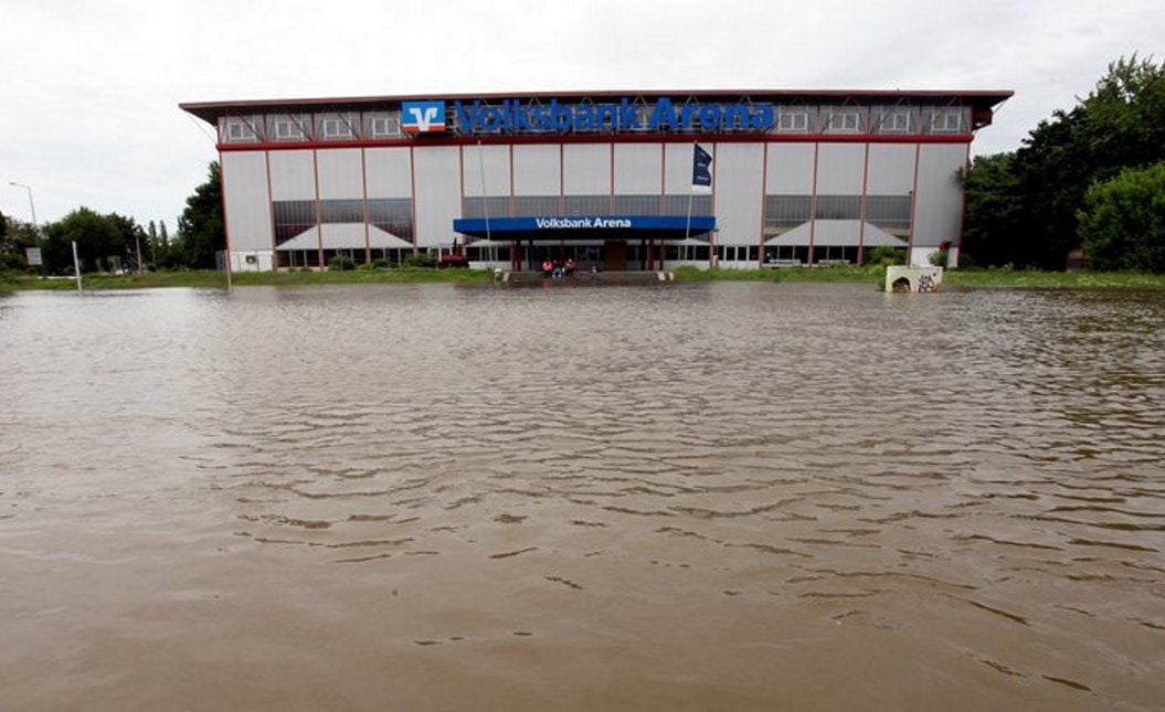 Das Wasser der Saale steht während des Hochwassers im Juni 2013 vor der Eissporthalle am Gimritzer Damm in Halle. Der Eissport findet inzwischen in der neuen Halle 500 Meter entfernt statt.