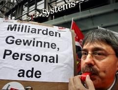 Betriebsrat Bernhard Groß von T-Mobile aus Darmstadt steht am Montag (07.11.2005) mit einem Plakat «Milliarden Gewinne - Personal ade» vor der Zentrale von T-Systems in Frankfurt. (Foto: dpa)
