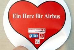 Vor dem Airbuswerk im oberschwäbischen Laupheim klebt am Freitag (16.03.2007) eine Mitarbeiterin einen herzförmigen Aufkleber. (Foto: dpa)