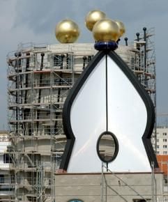 Blick auf die Baustelle für die «Grüne Zitadelle von Magdeburg», aufgenommen am Freitag (13.05.2005). Seit Ende 2003 wird unweit des Magdeburger Doms und des Klosters Unser Lieben Frauen ein Hundertwasserhaus gebaut. (Foto: dpa)