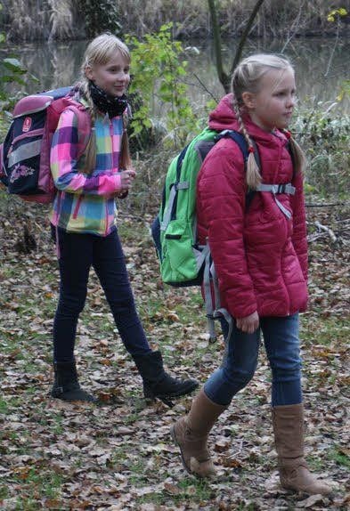 Die beiden Darstellerinnen: Lia-Sophie Logos und Malina Lemke (rechts)