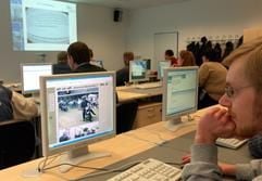 Fachinformatiker müssen sich laufend fortbilden. Die Arbeit hinter dem Bildschirm macht dabei nur einen Teil ihres Jobs aus. (Foto: dpa)