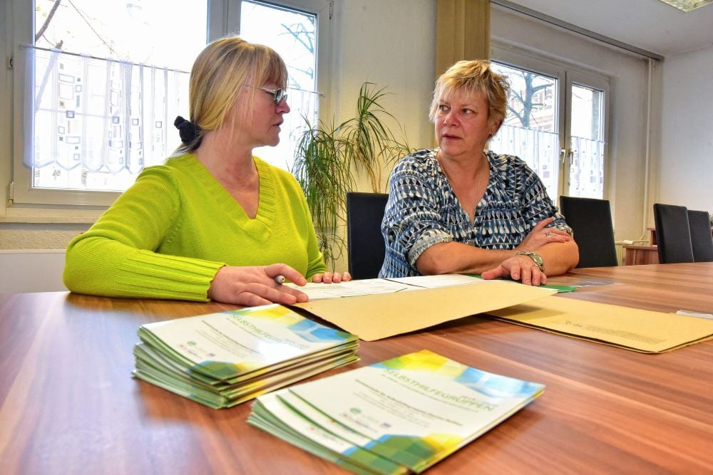 Katrin Knoche (r.) in der Kontaktstelle für Selbsthilfegruppen