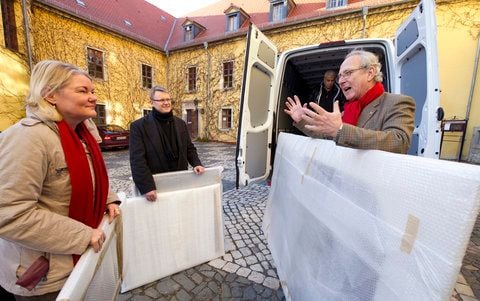 Kulturamtsleiterin Bettina Fügemann, Bürgermeister Michael Knoppig und Eduard Prinz von Anhalt (v.l.) unterhalten sich auf dem Hof von Schloss Ballenstedt. (FOTO: CHRIS WOHLFELD)