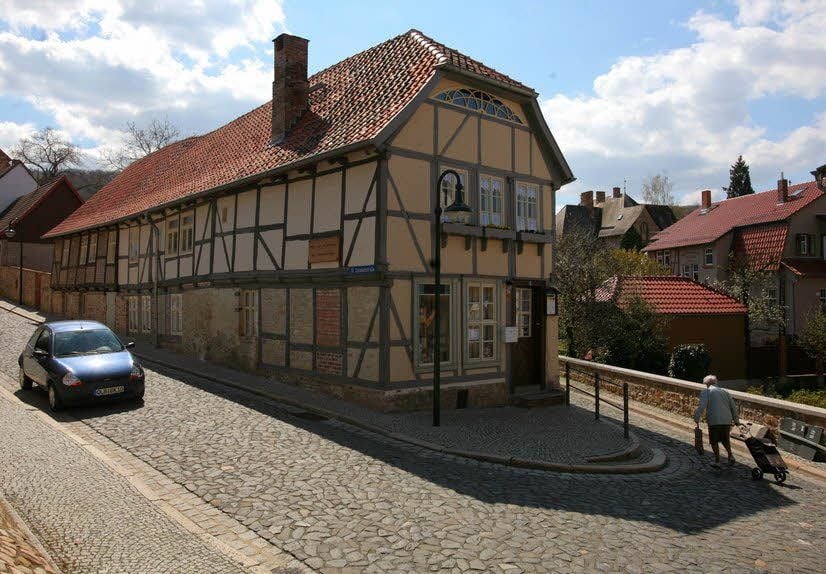 Die Alte Elementarschule in Gernrode wird vom Kulturverein mit Leben erfüllt. Ausstellungen und Veranstaltungen für Jung und Alt gehören zum Angebot.