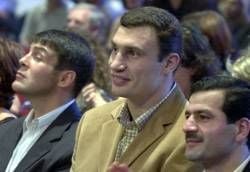 Box-Champion Vitali Klitschko (M) sitzt am Samstag (20.07.2002) im Publikum der Dortmunder Westfalenhalle und sieht sich den Boxkampf um die Europameisterschaft im Schwergewicht zwischen Luan Krasniqi und Przemyslaw Saleta an . Da er kürzlich an der Bandscheibe operiert wurde, konnte er nicht zum geplanten Kampf um die Internationale WBA-Meisterschaft im Schwergewicht gegen Larry Donald antreten. dpa/lnw