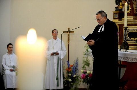 Der sorbische Superindendent Jan Mahling (r.) eröffnet am 12.06.10 in der Kirche St. Michael im ostsächsischen Bautzen den Gottesdienst für die im Jemen verschleppte Familie aus Sachsen. (FOTO: DDP)