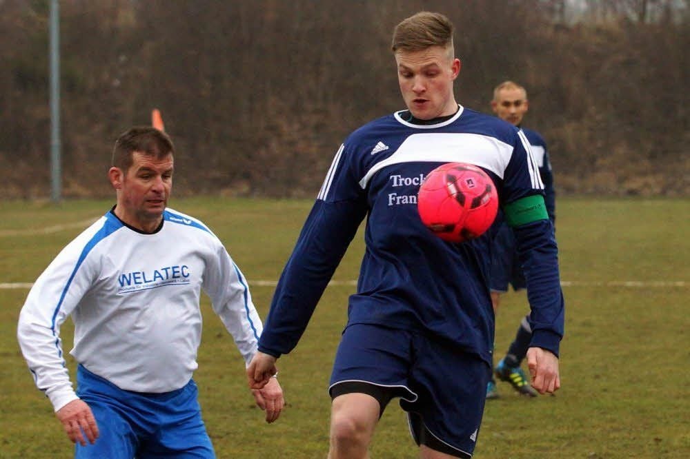 Reinstedt, hier Kapitän Simon Groth (am Ball) vor Meisdorfs Jens Uwe Engelhardt, bleibt in der Harzliga.