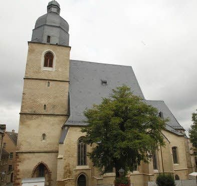Rund um die Kirche laufen noch Restarbeiten am Sockelmauerwerk.