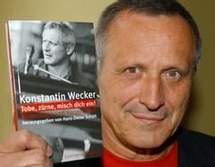 Ein Liedermacher mit politischen Ambitionen: Konstantin Wecker präsentiert im Mai 2003 sein Buch «Tobe, zürne, misch dich ein!» (Archivfoto: dpa)