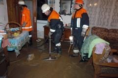 Aufräumarbeiten nach dem Unwetter (Foto: dpa)