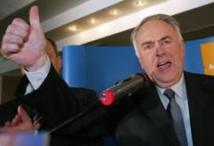 Der Ministerpräsident von Sachsen-Anhalt, Wolfgang Böhmer (CDU) freut sich mit erhobenem Daumen am Sonntag (26.03.2006) in Magdeburg auf der CDU-Wahlparty über den Wahlsieg. Knapp 2,1 Millionen Bürger waren zur Wahl des fünften Landtags von Sachsen-Anhalt aufgerufen. (Foto: dpa)