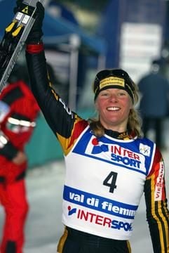 Die Deutsche Claudia Künzel jubelt am Mittwoch (26.02.2003) im italienischen Tesero im Val di Fiemme (Fleimstal) über den zweiten Platz im Sprint bei den nordischen Ski-Weltmeisterschaften über 1,5 Kilometer. Marit Björgen aus Norwegen gewann Gold. (Foto: dpa)