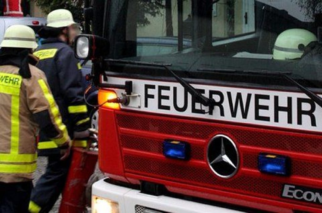 Ein Auto ist am Donnerstag (16. Dezember) aus bislang ungeklärter Ursache auf dem Mitarbeiterparkplatz des Polizeireviers Harz in Halberstadt in Brand geraten. Das Polizeirevier musste kurzzeitig geräumt werden.