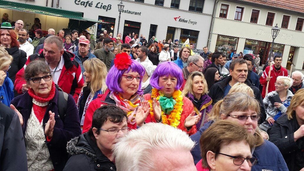 Der Marktplatz in Köthen füllt sich langsam in Erwartung des Starts in die neue Karnevalssession.