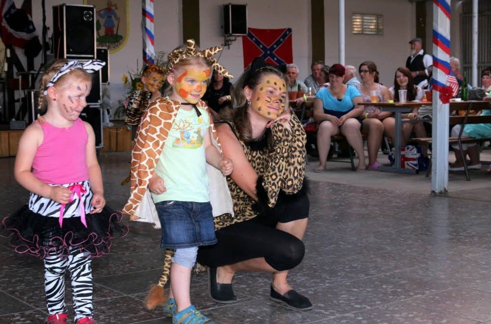 Da es fast so heiß war wie in Afrika beim 40. Sommerfest in Axien, lagen die Axiener Kinder mit Sabrina Kondritz und ihrer Aufführung vom „König der Löwen“ genau richtig.