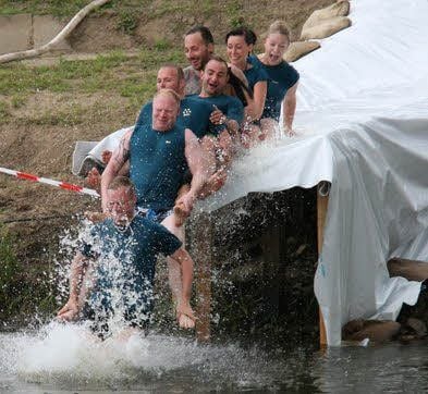 Von wegen, nur Fliegen ist schöner! Auch die Wasserrutsche verschafft den „Heeresfliegern“ einen Geschwindigkeitsrausch.