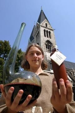 Maximilian präsentiert am Dienstag (05.08.2003) vor dem Halberstädter Dom die original Halberstädter Kerstranke. (Foto: dpa)