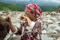 Die Vietnamesin Tan Mui Khe weint, nachdem sie erfahren hat, dass ihre Mutter und vier ihrer Neffen bei Überschwemmungen im Dorf Tung Chin ertrunken sind. (Foto: dpa)
