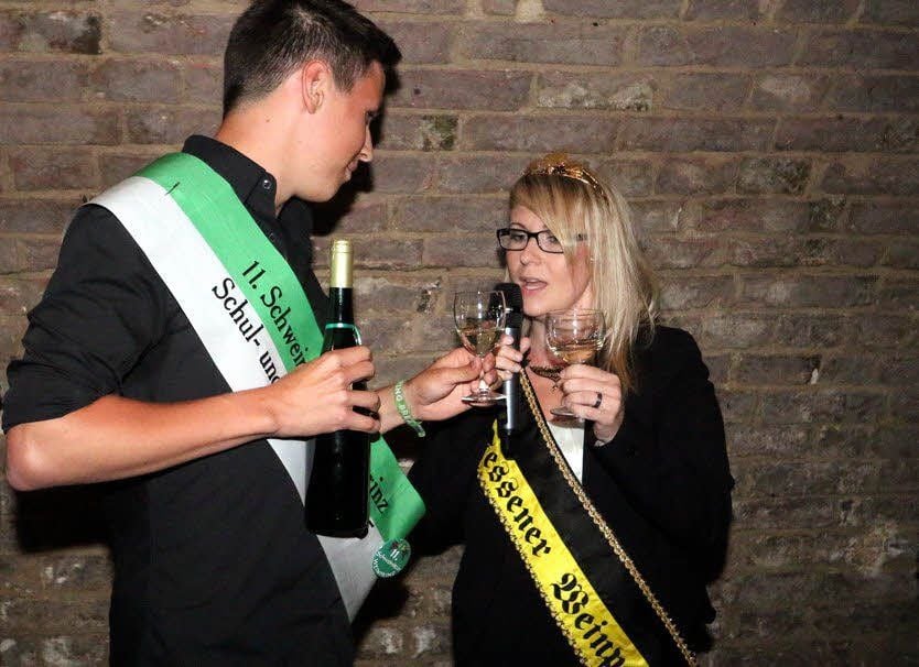 Jessens Weinprinzessin Janine Fischer gratuliert dem neuen Schweinitzer Weinprinzen Willi Nowak.