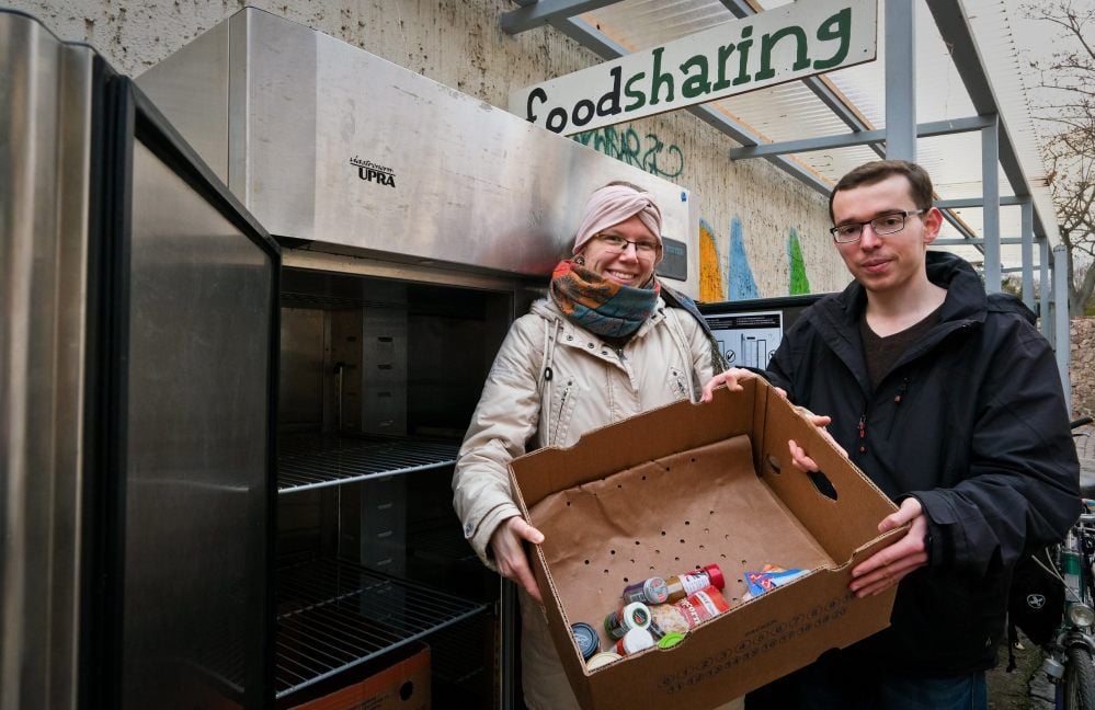 Elisabeth Hahn und Lauris Ding sind zwei von rund 40 Ehrenamtlichen, die beim Foodsharing Halle mitmachen. Ist die Kiste (fast) leer, sei es gut, sagen sie. Schließlich sollen die Lebensmittel ja verteilt, statt weggeworfen werden.