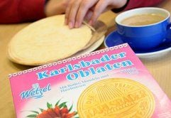 Karlsbader Oblaten der Firma Wetzel Oblaten- und Waffelfabrik GmbH liegen auf einem Tisch. (Foto: ddp)