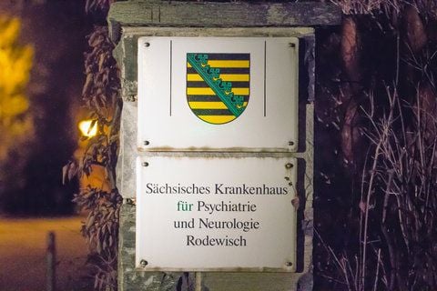 Blick auf das Eingangsschild am Sächsischen Krankenhaus für Psychiatrie und Neurologie in Rodewisch (Sachsen). (FOTO: DPA)