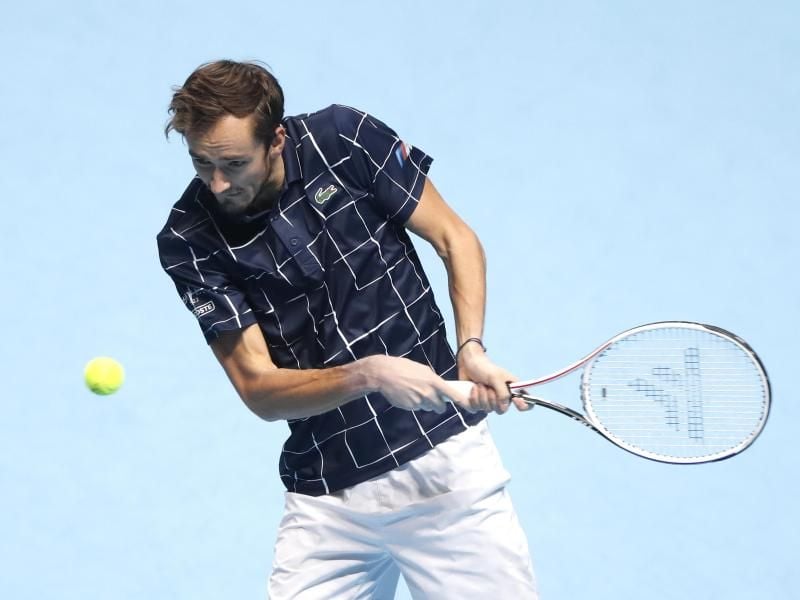 Returniert im Match gegen Diego Schwarztman den Ball beidhändig: Daniil Medwedew in Aktion. Foto: Frank Augstein/AP/dpa