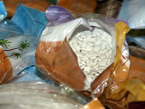 Amphetamine sind synthetisch hergestellte Substanzen mit einer aufputschenden und halluzinogenen Wirkung. Sie können zu einer psychischen Abhängigkeit führen. Wird die Droge abgesetzt, können Depressionen und Angstzustände auftreten.