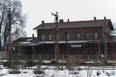 Am Bahnhof Blumenberg ist schon lange kein Fahrgast mehr bedient worden. Trostlos steht das alte Backsteingebäude in der Einöde und wird zunehmend marode. Das stillgelegte Bauwerk in Sachsen-Anhalts Bördekreis ist eins von zahlreichen heruntergekommenen Bahnhofsgebäuden, die in ihrer Tristesse das Bild einer Zugreise durch das Bundesland prägen. (FOTO: DDP)