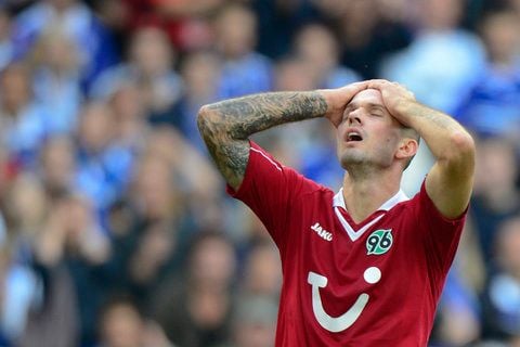 Hannovers Leon Andreasen fasst sich an den Kopf. (FOTO: DAPD)